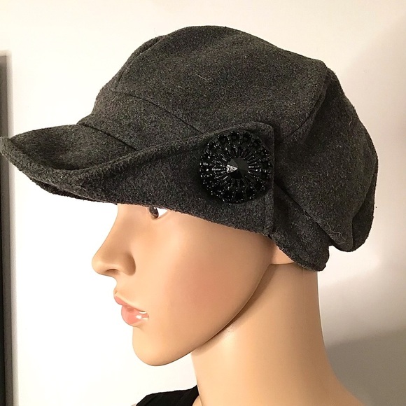 Grey Hat for Women with a beautiful button on the left side - Picture 2 of 9